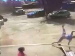 Смерч под Одессой поднял в воздух и едва не унес подростка