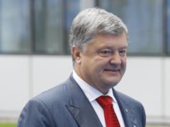 Staggering Junker almost fell on Poroshenko