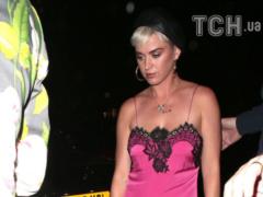 Seductive Katy Perry in a pink  nightgown  and sneakers went on a date with Bloom