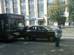 В Харькове  взбесившийся  троллейбус повредил два автомобиля