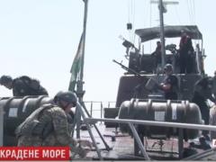 Російські окупанти вже  шмонають  українські судна поблизу азовських пляжів