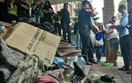 Radicals filled up with rubbish police building in Kiev