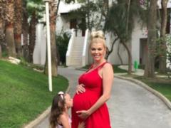 For the second time, the pregnant Irisha Blokhina was struck by her plasticity at the 9th month