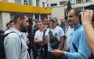 Лідер С14 вдарив журналіста біля суду в Києві
