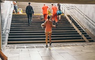 In the Kiev metro, a two-year-old girl was jammed with an escalator
