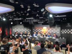Усик и Гассиев  посверлили  друг друга глазами перед финалом WBSS