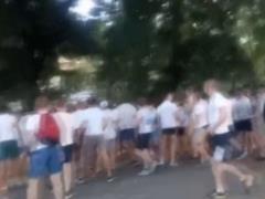 Поліція опублікувала відео зіткнення між десятками футбольних фанатів в Одесі