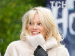 On the web there was a video of the first acquaintance of the young lover Pamela Anderson with her mother