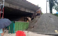 У Києві через зливу обвалився міст