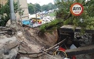 Обвалення шляхопроводу в Києві: перекрито частину вулиці