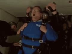  Mission Impossible : Tom Cruise made a famous presenter jump with a parachute from a great height
