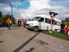In Bukovina, a minibus collided with a train - two dead