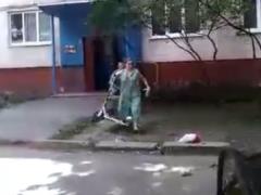  Pension  scandal in Kharkov: old women with mats forbid children to walk in the yard