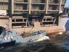 В Петербурге на военно-морском параде десантный катер врезался в опору моста