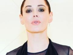 Звезда сериала  Все женщины - ведьмы  Роуз МакГавен закрутила роман с андрогином
