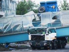 В России грузовик снес пешеходный мост