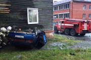 В Качканаре пьяный водитель ВАЗ сделал сальто и въехал в дом.