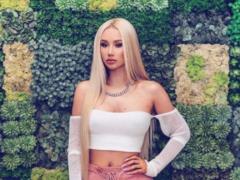 Полностью обнаженная Игги Азалия прикрыла пикантное место сумкой