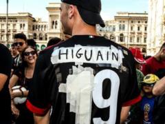 LIFHAK from Italy: the fan of  Milan  made the world s coolest T-shirt after the transfer of the football player
