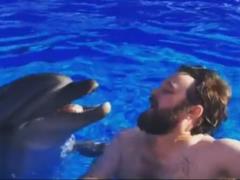 Дзидзьо зацеловал дельфина в бассейне