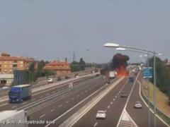 Появилось видео момента мощного взрыва на шоссе в Болонье