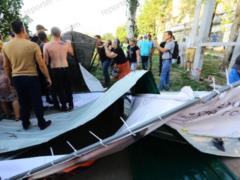 Скандал в Запоріжжі: городяни знесли паркан навколо скверу, де хочуть будувати ТЦ