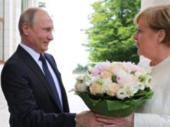 Merkel waits for flowers: Putin goes to Germany