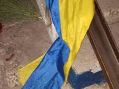 На Донбасі п яний гастарбайтер зірвав прапор України з прокуратури