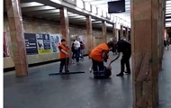 Поліцейському оголосили підозру через побиття чоловіка в метро Києва