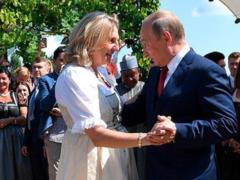 Фотофакт: Путин танцует с главой МИД Австрии на ее свадьбе