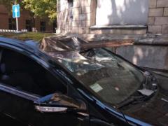 В Харькове бревно чуть не убило водителя, протаранившего забор