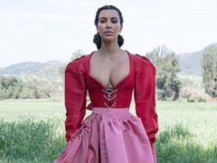 Unrecognizable Kim Kardashian in a magnificent skirt and tight corset surprised by a new photo shoot