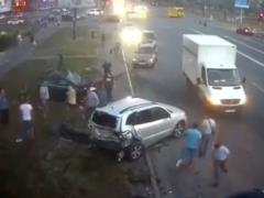 Видеофакт: Лихач на BMW разнес припаркованные автомобили в Киеве