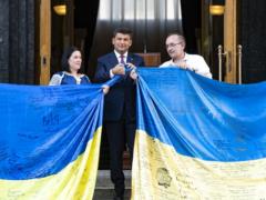 Возле Кабмина подняли уникальные Государственные Флаги Украины