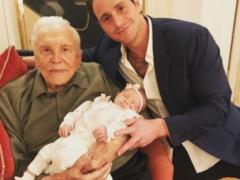 Сеть растрогал снимок 101-летнего отца Майкла Дугласа с правнучкой