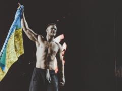  Стриптиз  от солиста Imagine Dragons и украинский флаг: группа впервые отыграла концерт в Киеве