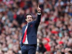Coach  Arsenal  answered the call during a press conference, the phone was not his