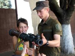 Фото-факт: юные патриоты в гостях у Харьковских гвардейцев