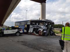 В Испании автобус врезался в опору моста: пятеро погибших, десятки раненых