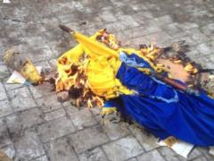 За два сожженных флага Украины львовский суд приговорил сумчанина к 6 месяцам ареста