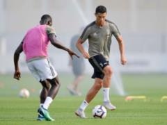 Ronaldo before the training amusingly parodied the journalist behind him