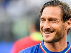 Totti presents his autobiography at the Colosseum