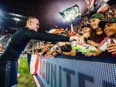 Legend of  Manchester United  took off his boots and presented to small fans after the game