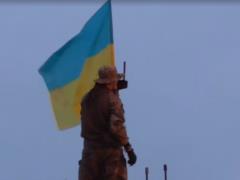 Бойцы установили флаг Украины на Донбассе прям перед носом террористов