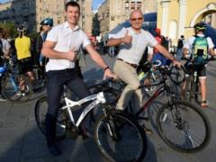 PhotoFact: Officials of the State Energy Efficiency Agency moved to bicycles