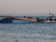 В каюте перевернувшегося парома в Танзании нашли выжившего