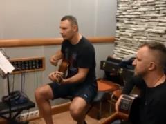 Кличко сыграл на гитаре хит The Beatles, готовясь к Конгрессу WBC