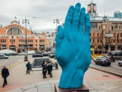  Синюшный киевлянин : как соцсети высмеяли новую скульптуру в Киеве