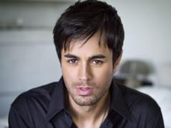 Enrique Iglesias concert ended with kisses with a fan