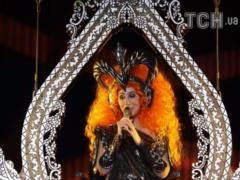 72-year-old red-haired Cher in one body struck the way during a concert